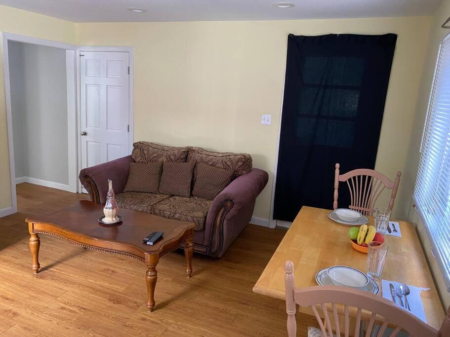Sunny One Bedroom In Historic Downtown Доувър Екстериор снимка